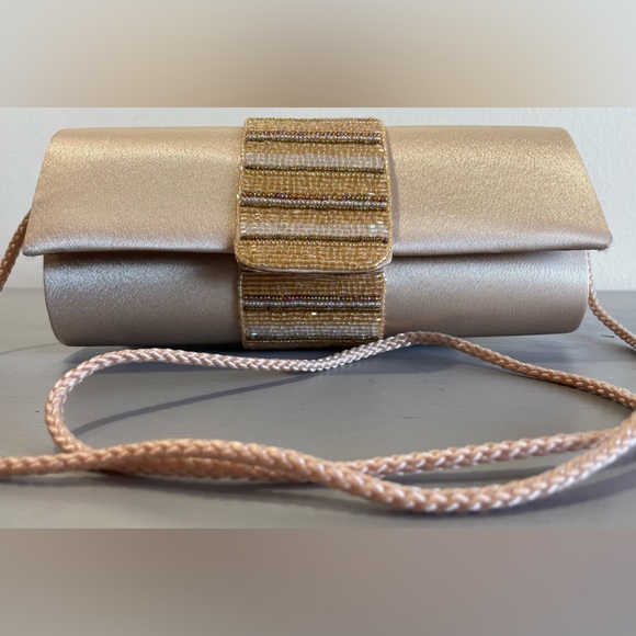 BEAUTIFUL SATIN BEADED CLUTCH/CROSSBODY “48 STRAP CAN BE TUCKED INSIDE - Picture 4 of 15